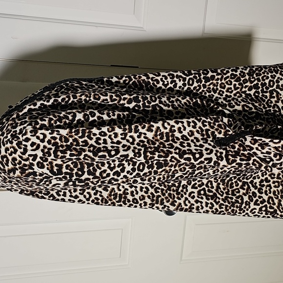 Chico's Leopard‎ Print Women's Top. Size XL CHICO'S 3.  tab Sleeves. Easy Care. - Picture 4 of 9